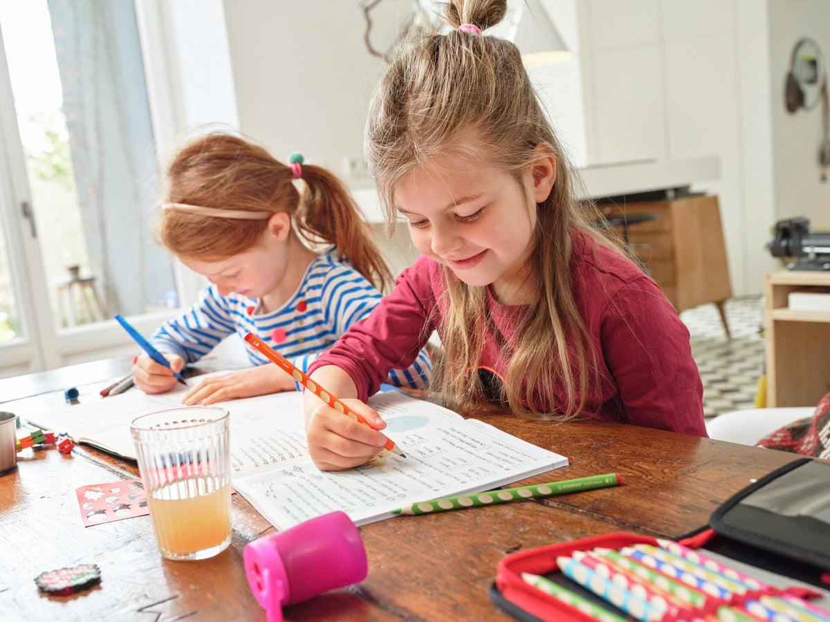Kinderen schrijven met de Stabilo EASYgraph
